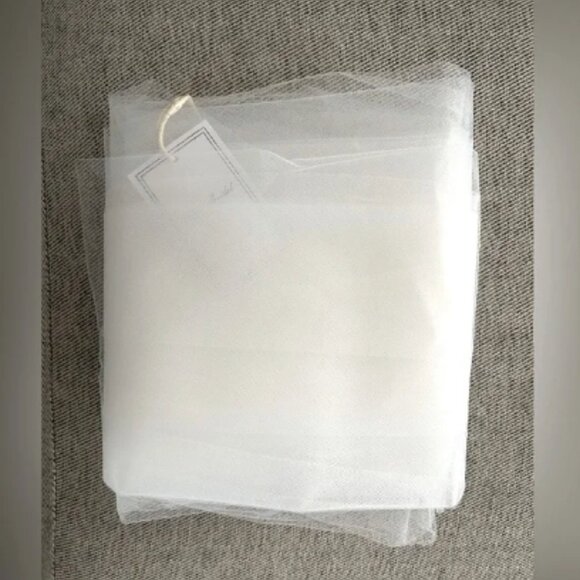 Elegant Cathedral Length Sheer Wedding Veil - Picture 6 of 7